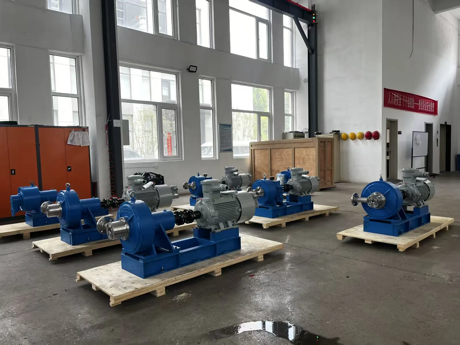 EHIK pitot tube pump sets on pallets in the assembly hall