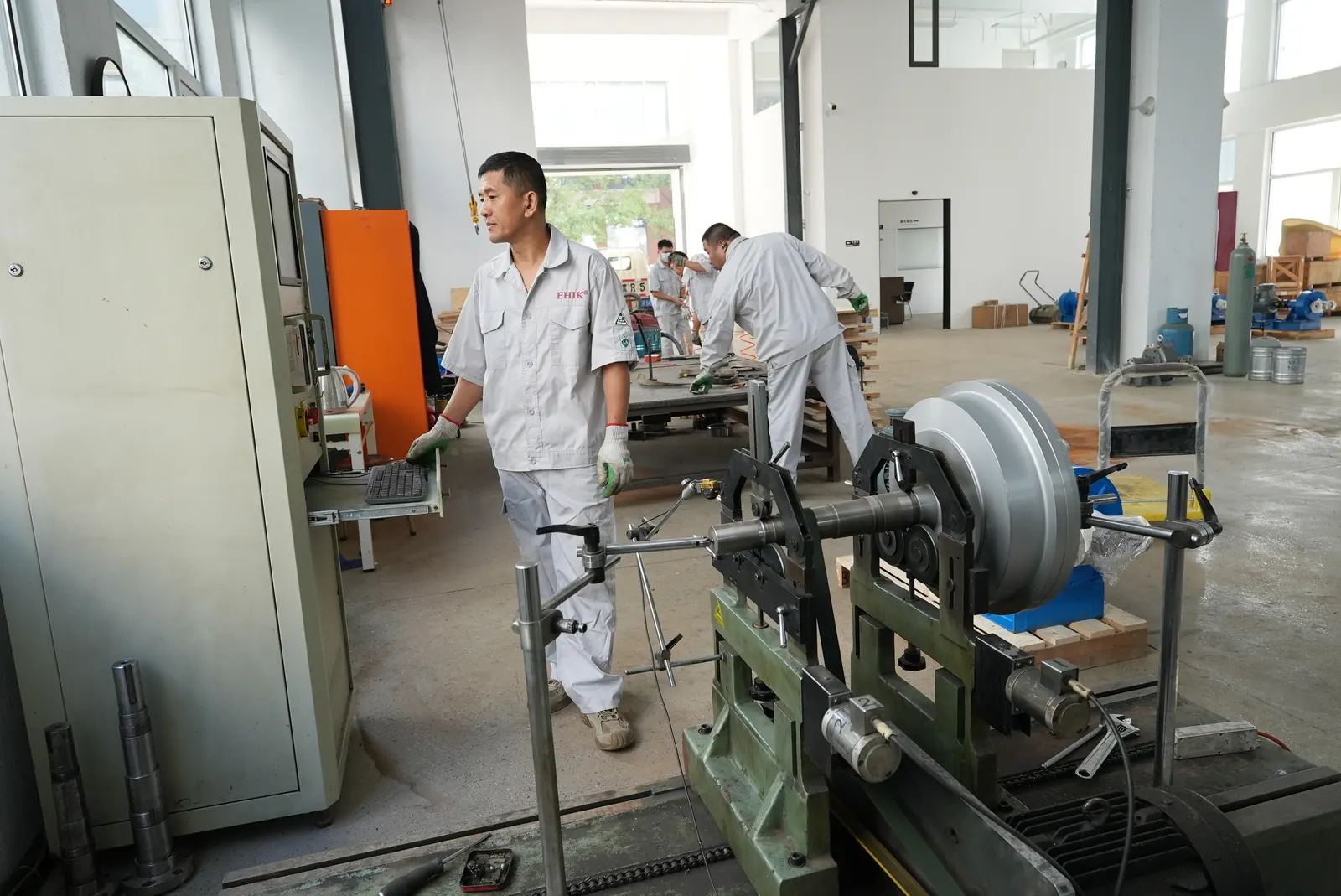 Rotor on the dynamic balancing machine in the EHIK workshop